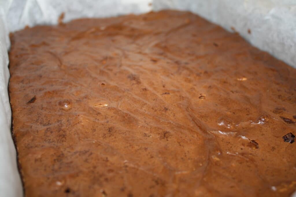Brownie med hvid og mørk chokolade