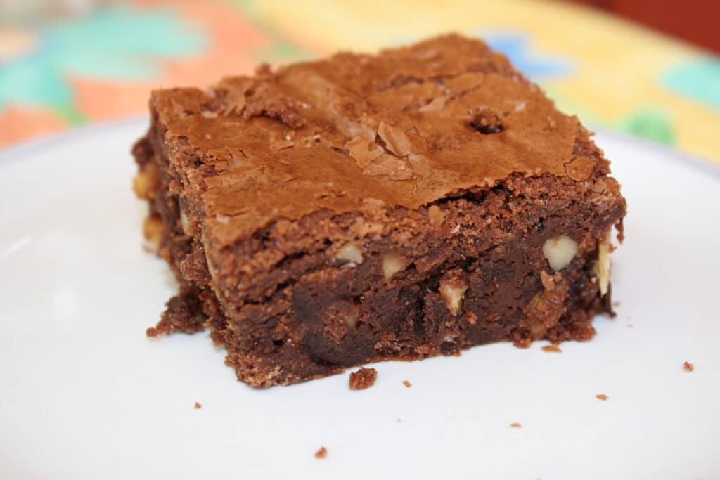 Brownie med hvid og mørk chokolade