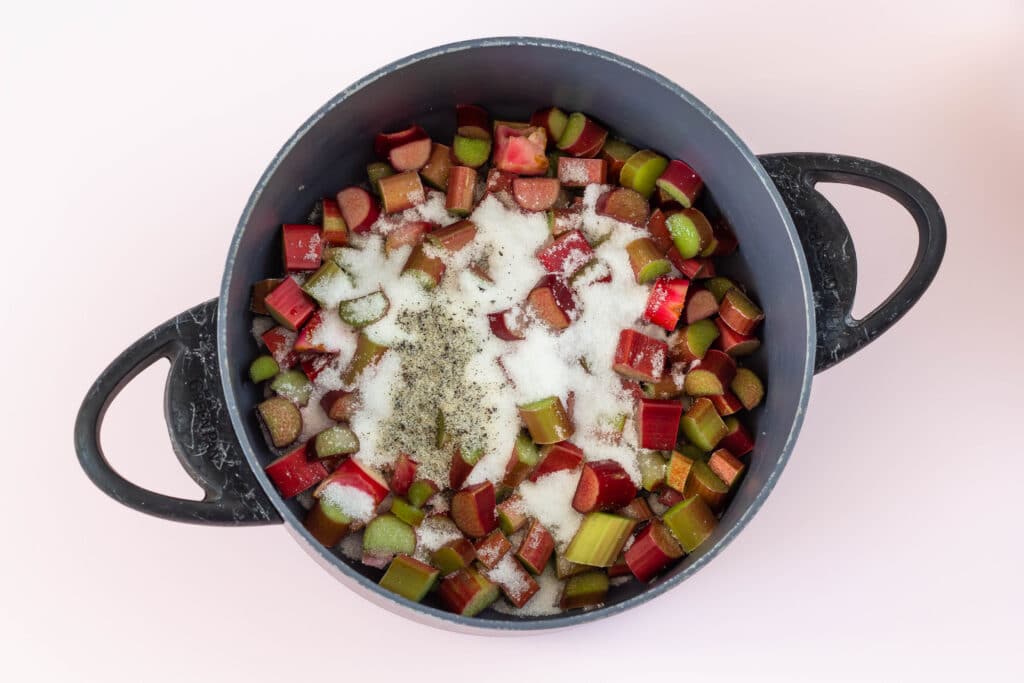 Gammeldags rabarberkage med makroner