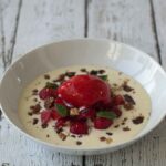 Friske jordbær creme anglaise jordbærsorbet brændt hvid chokolade