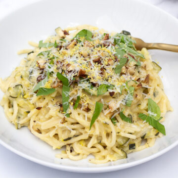 Cremet citronspaghetti med squash paere rucolasalat