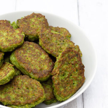 Groentsagsfrikadeller med groenne boenner