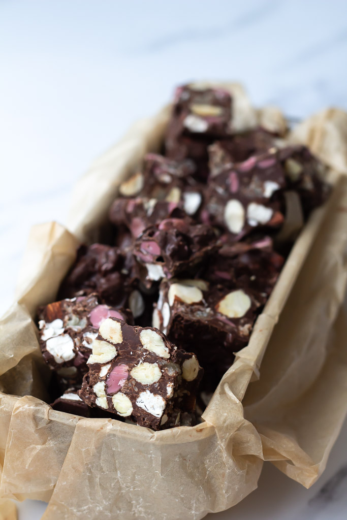 Chokolade med kokosmarcipan skumfiduser og ruby chokolade