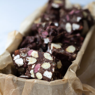 Rocky road med kokosmarcipan skumfiduser og ruby chokolade