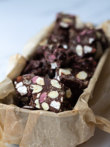 Rocky road med kokosmarcipan skumfiduser og ruby chokolade