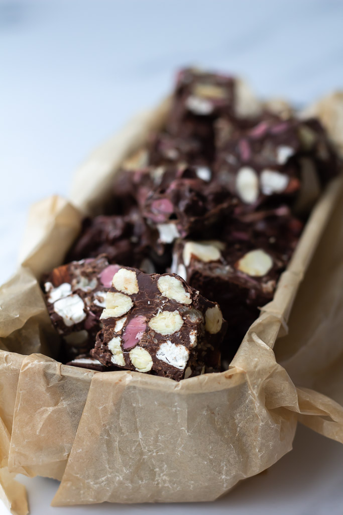 Rocky road med kokosmarcipan skumfiduser og ruby chokolade