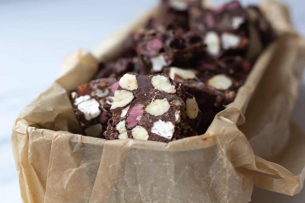 Rockyroad med kokosmarcipan skumfiduser og ruby chokolade