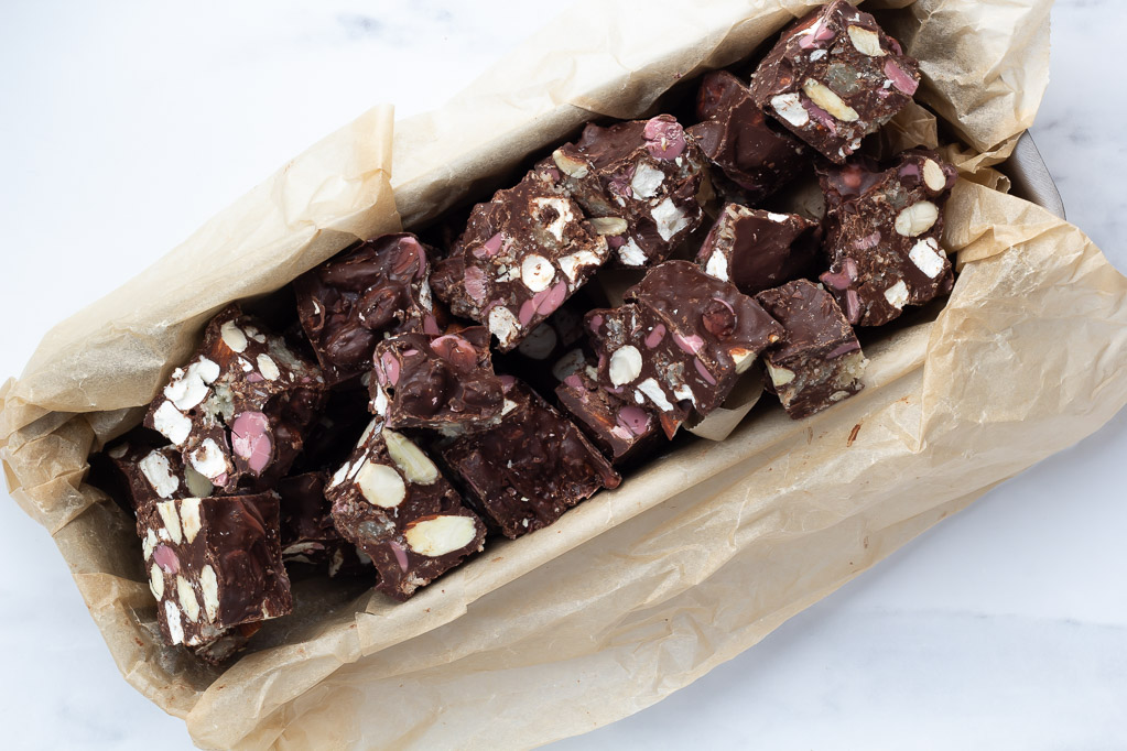 Rocky road med kokosmarcipan skumfiduser og ruby chokolade