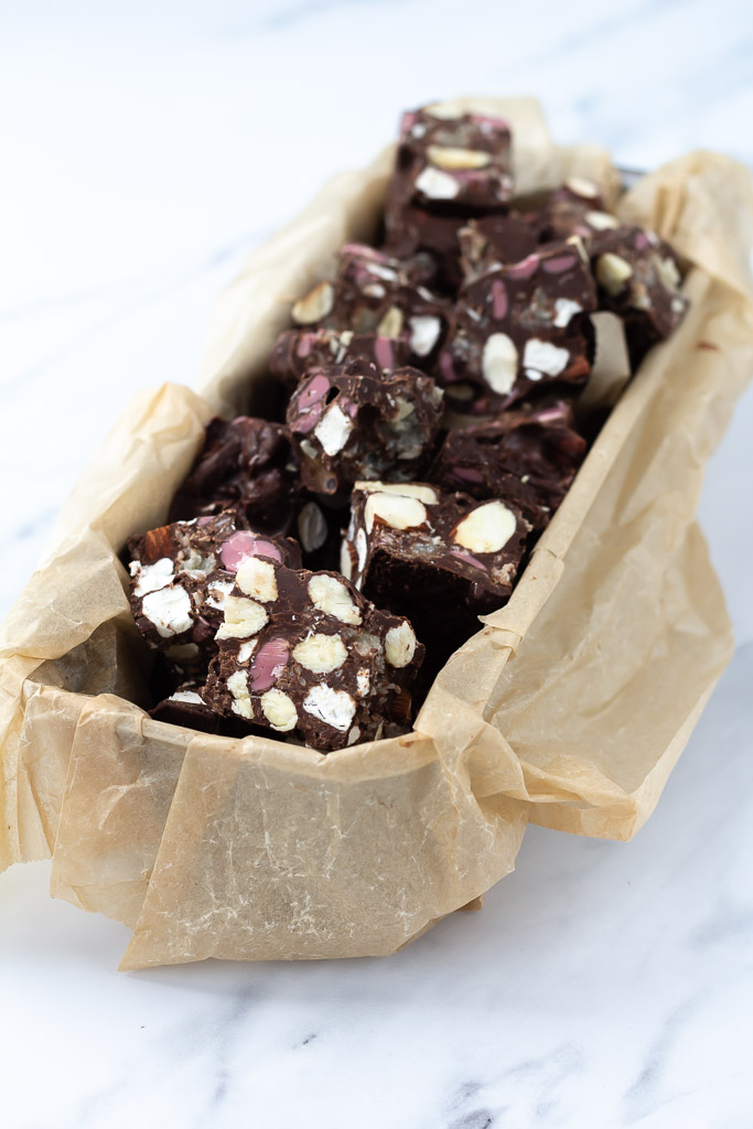 Konfekt med kokosmarcipan skumfiduser og ruby chokolade