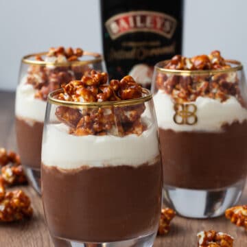Chokolademousse med Baileys salted caramel