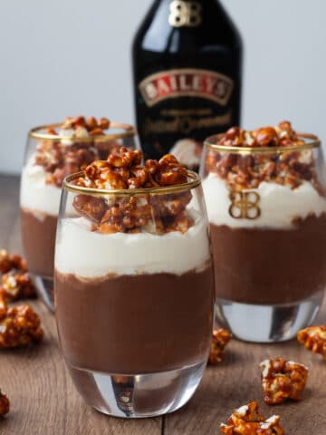 Chokolademousse med Baileys salted caramel