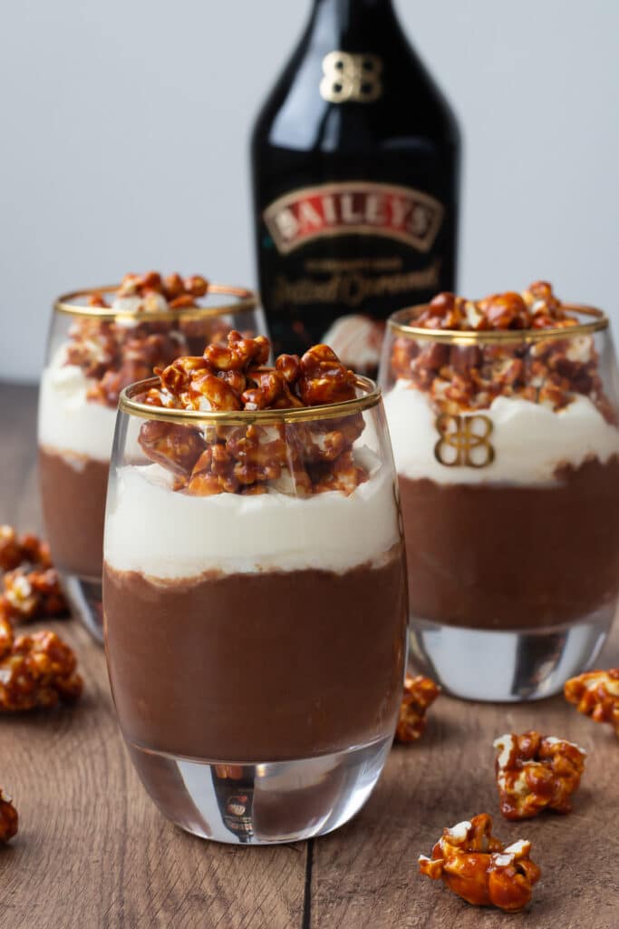 Chokolademousse med Baileys salted caramel