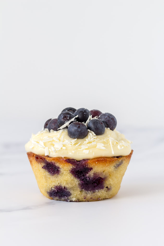 Blåbærmuffins med marcipan, hvid chokolade og flødeostecreme