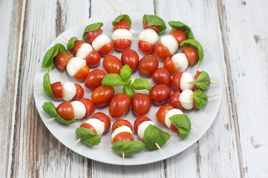 Tomat, mozzarella og basilikum på spyd