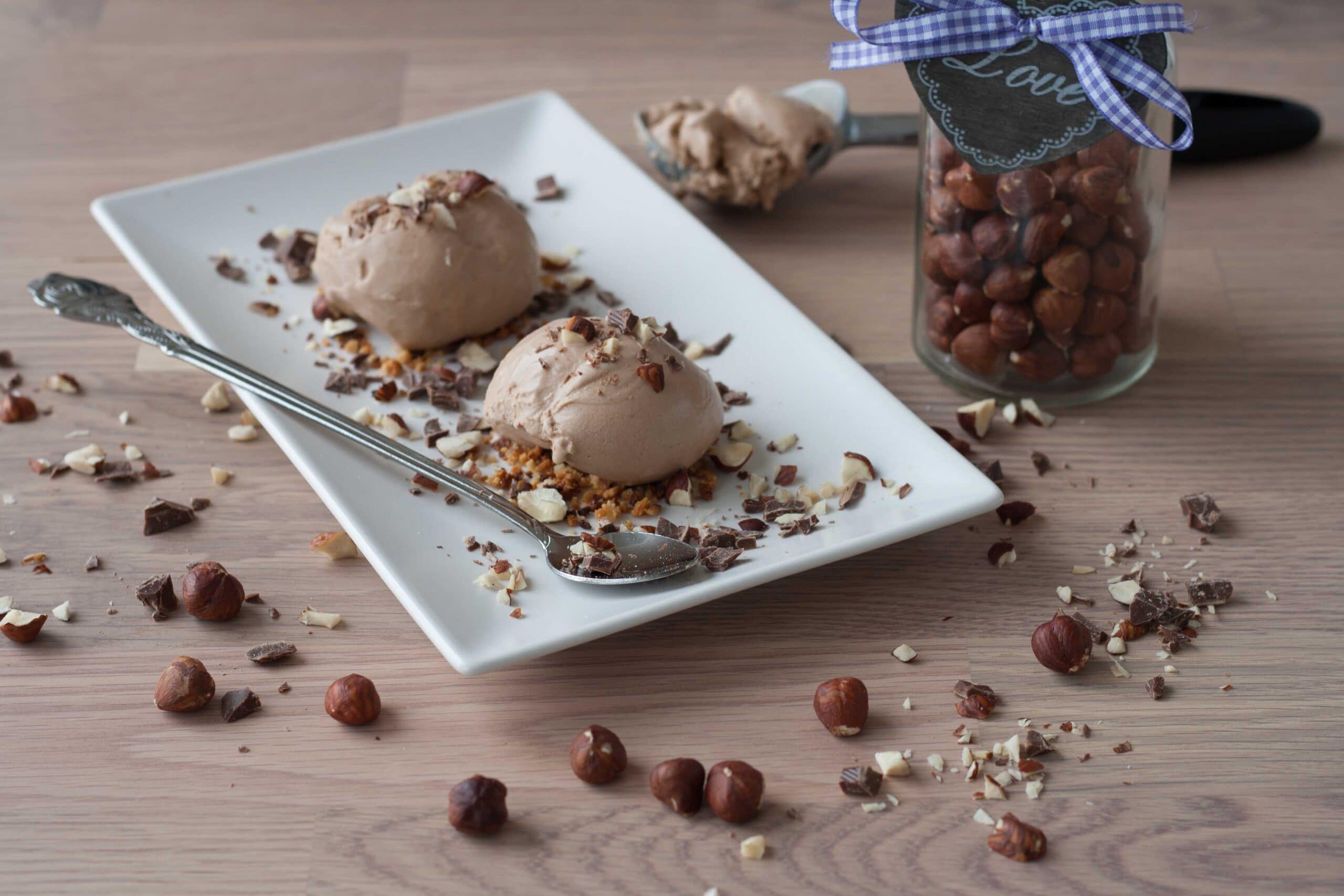 Cremet hasselnøddeis med chokolade