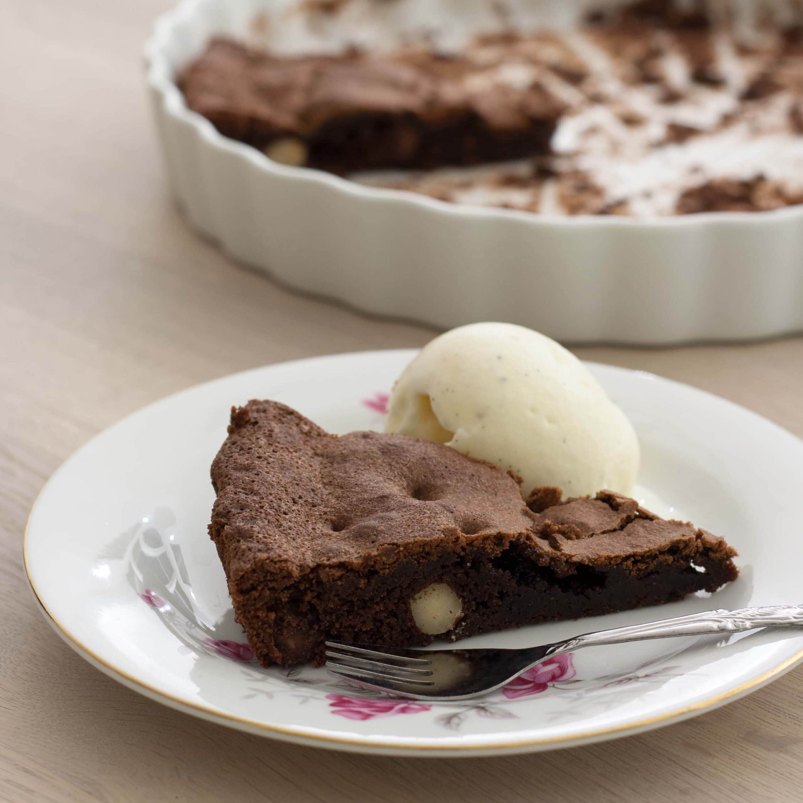 Nougatkage med chokolade og hele hasselnødder