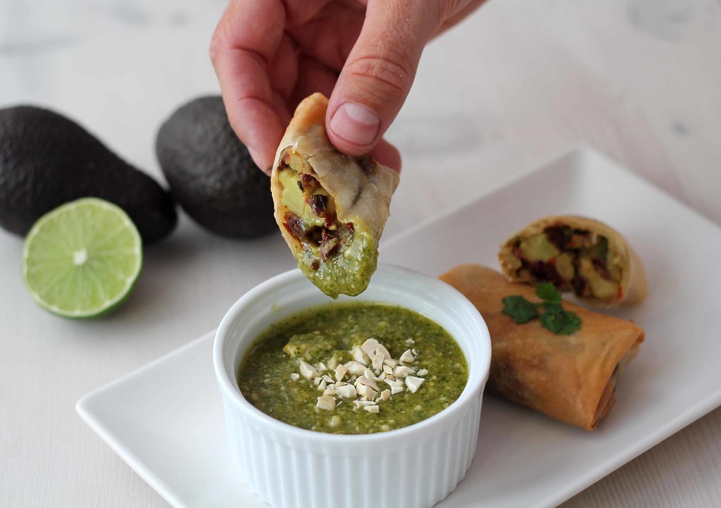 Avokado egg rolls - forårsruller med avokado og cashewdip