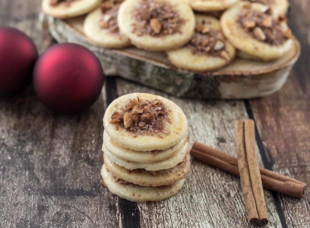 Jødekager med kanelsukker og mandler