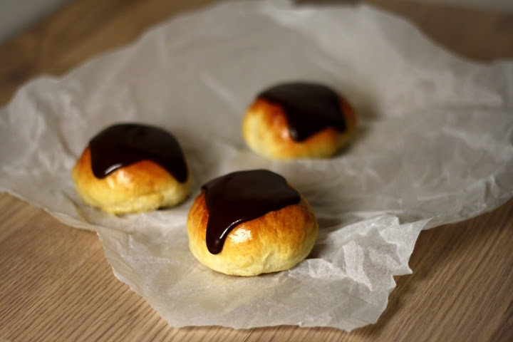 Fastelavnsboller med creme mandler og chokolade