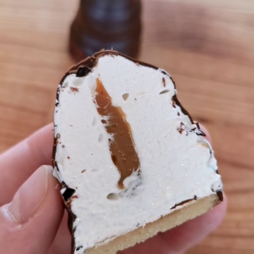 Floedeboller med karamel marcipanbund og moerk chokolade