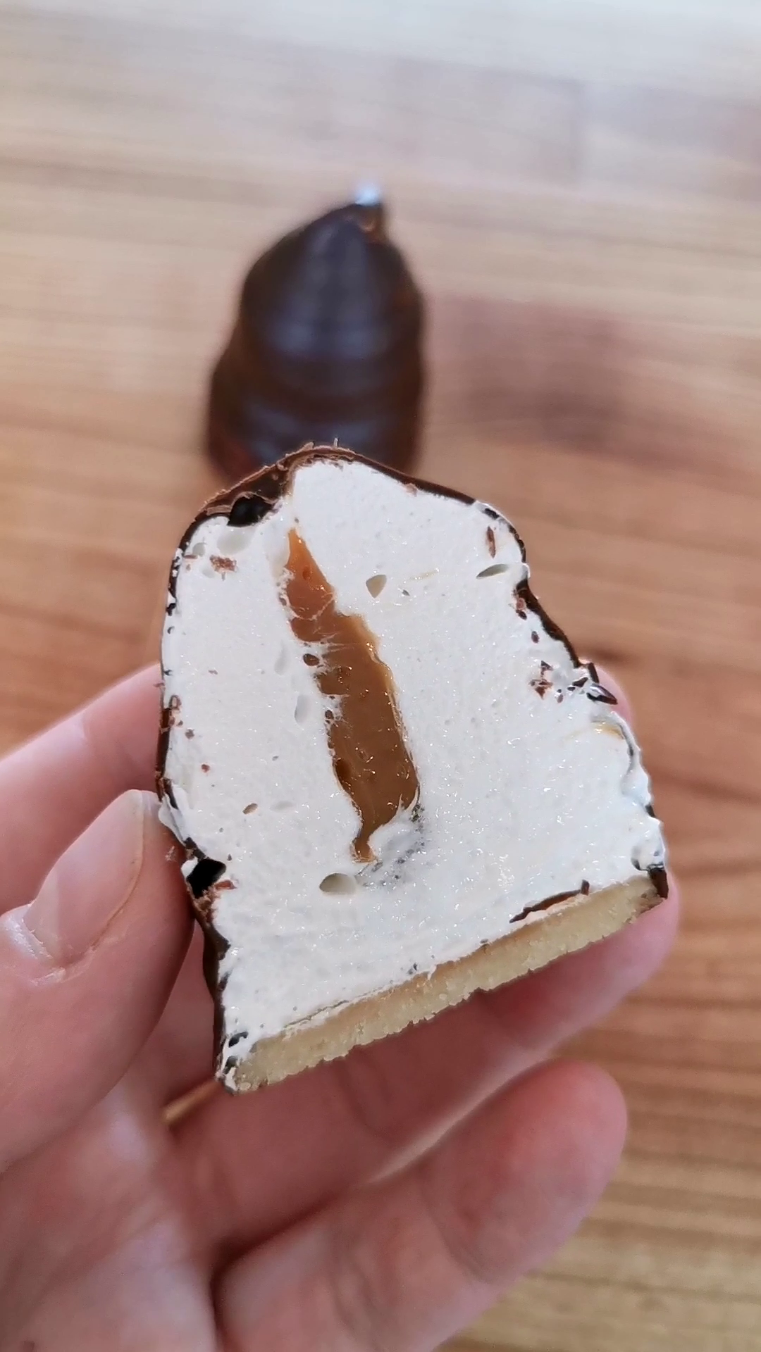 Floedeboller med karamel, marcipanbund og moerk chokolade