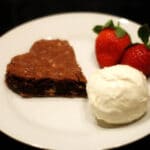 Hjerteformet brownie med vaniljeis og jordbaer Nytaar