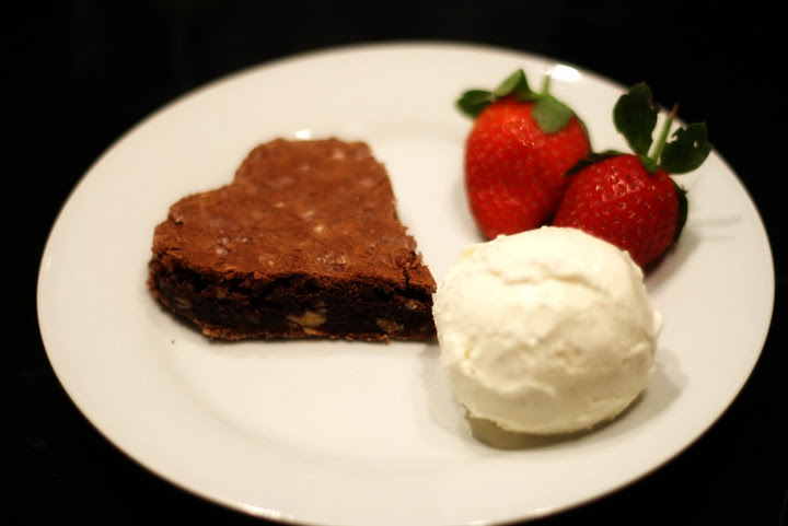 Hjerteformet brownie med vaniljeis og jordbaer valentines dag