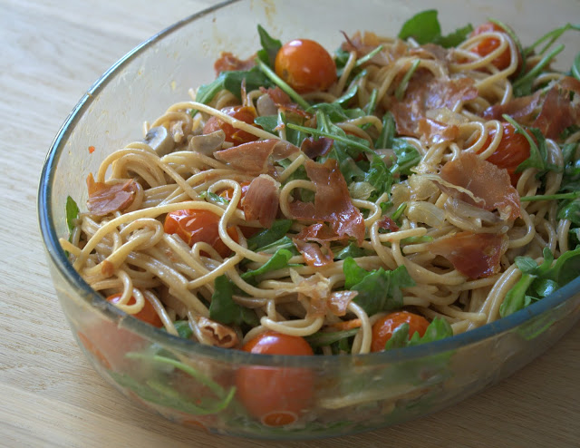 Pastaret med parmaskinke og balsamico cherrytomater