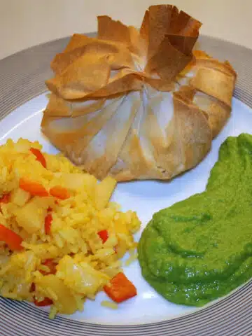 Sproede fiskepakker med ris og aertepure