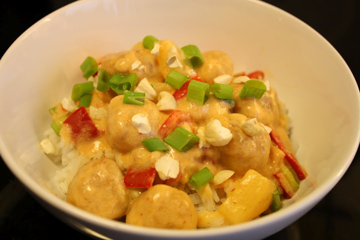 Thaikoedboller i kokosmaelk of roed karry