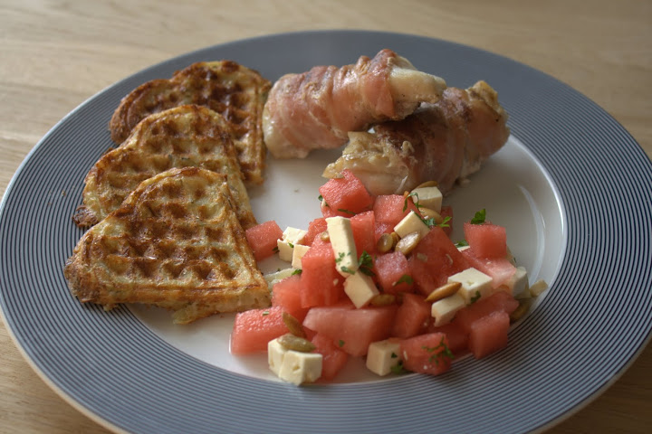 Torsk i bacon med kartoffelvafler og vandmelonsalat