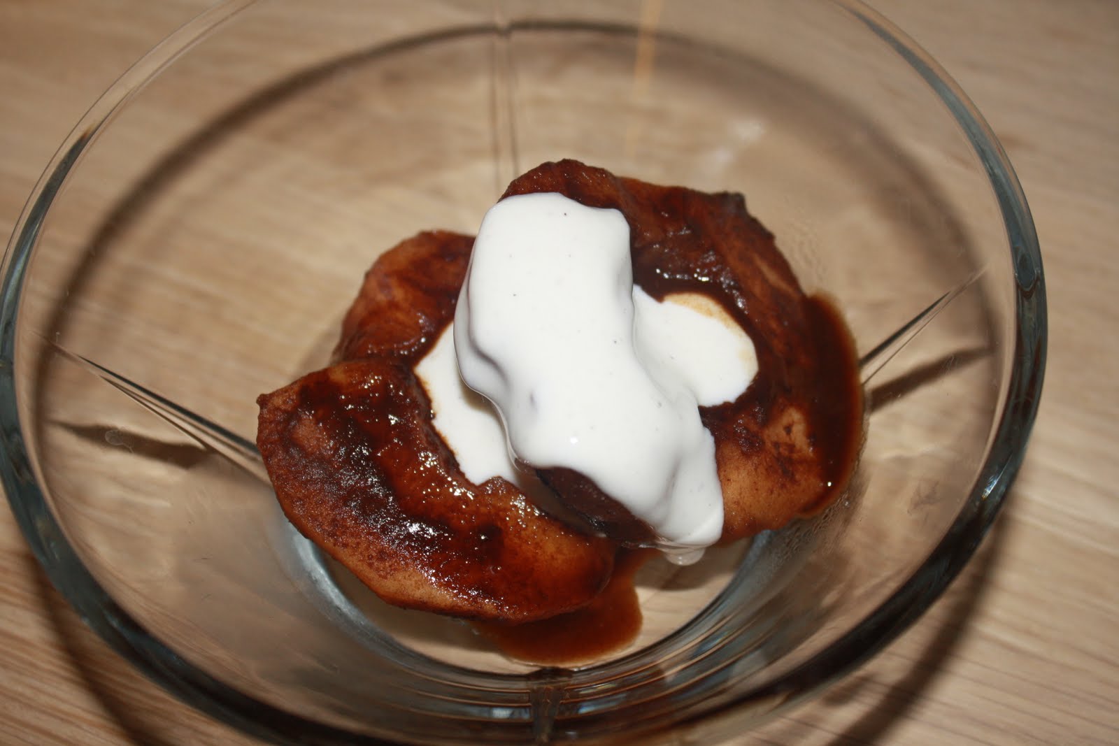 Bagte æbler med creme fraiche