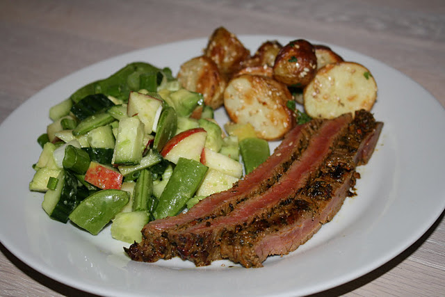 flanksteakmedovnbagtekartoflerogsalat