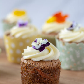 Gulerodsmuffins med floedeostecreme