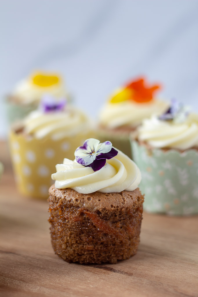 Gulerodsmuffins med floedeostecreme