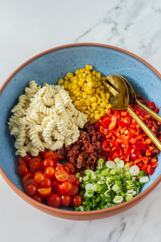 Pastasalat med cremet karrydressing og groentsager