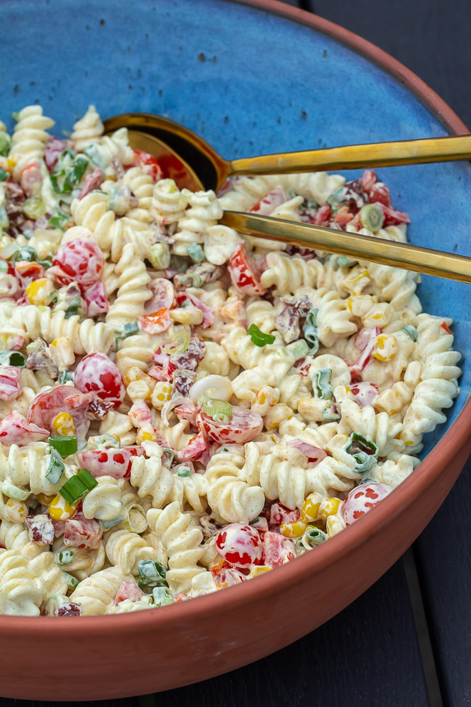 Pastasalat med cremet karrydressing og groentsager