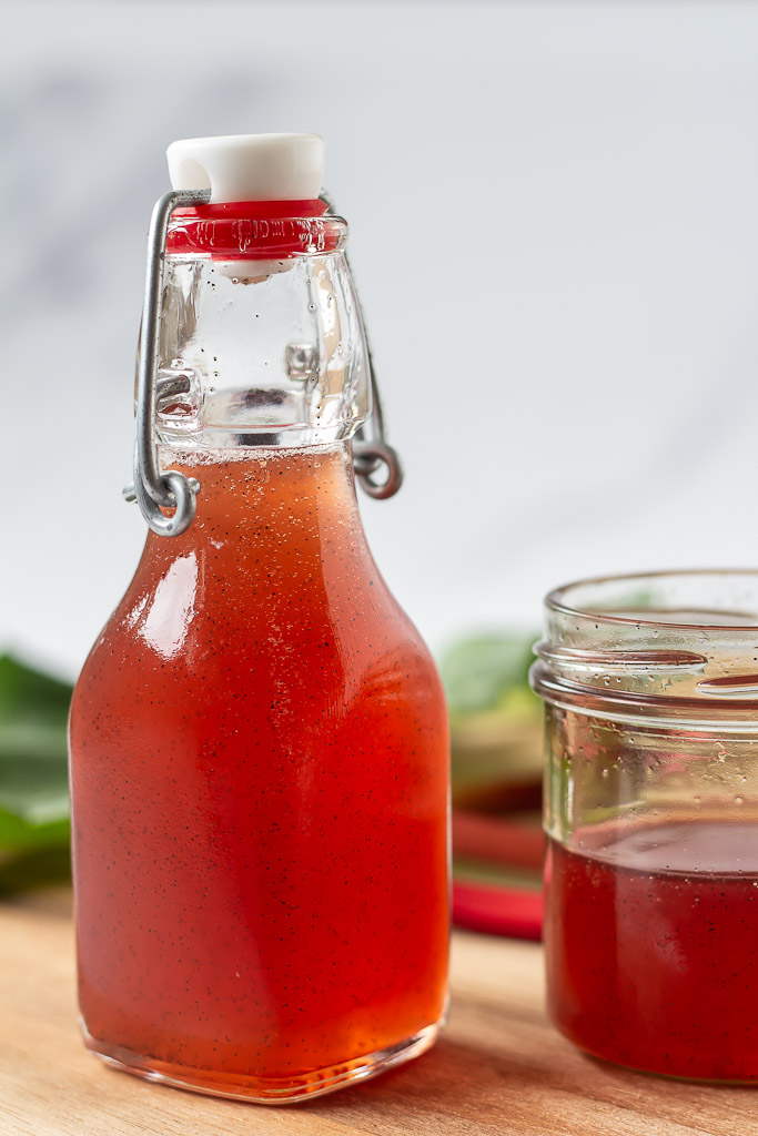 Rabarbersirup til drinks og desserter
