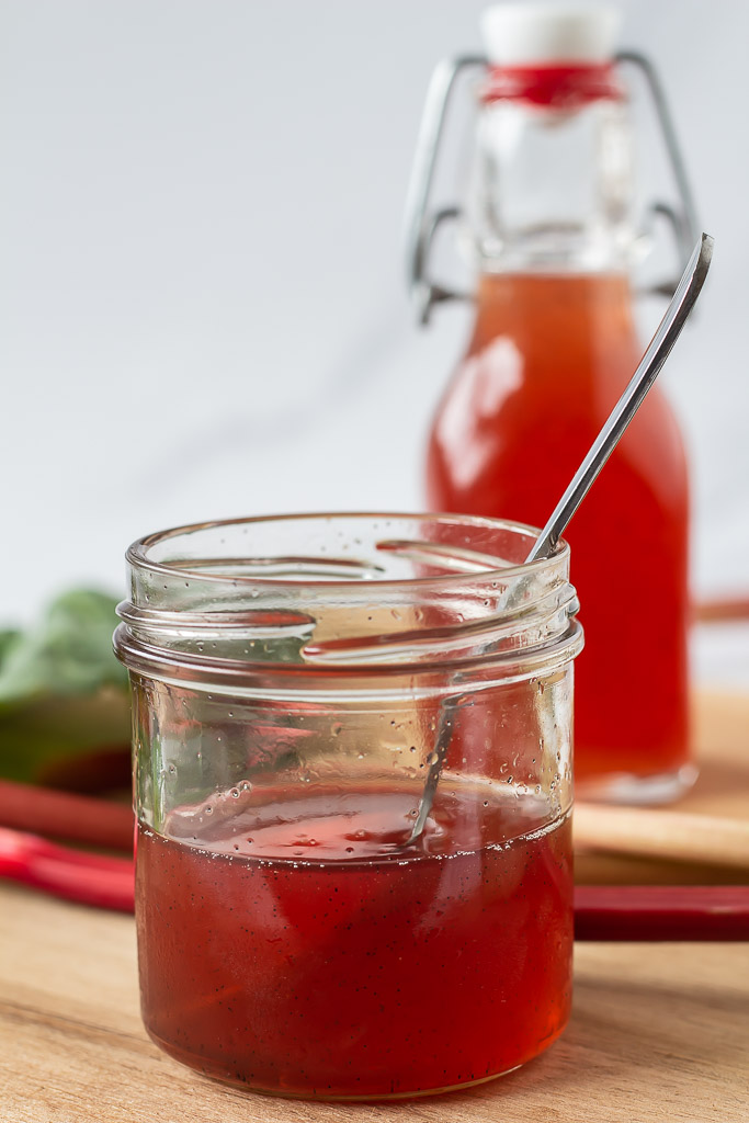 Sirup med rabarber og vanilje