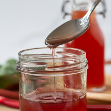 Rabarbersirup til drinks og desserter