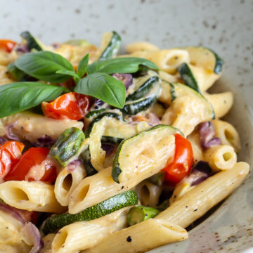 Vegetar pasta med bagte groentsager