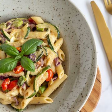 Vegetarisk pastaret med asparges og bagte groentsager