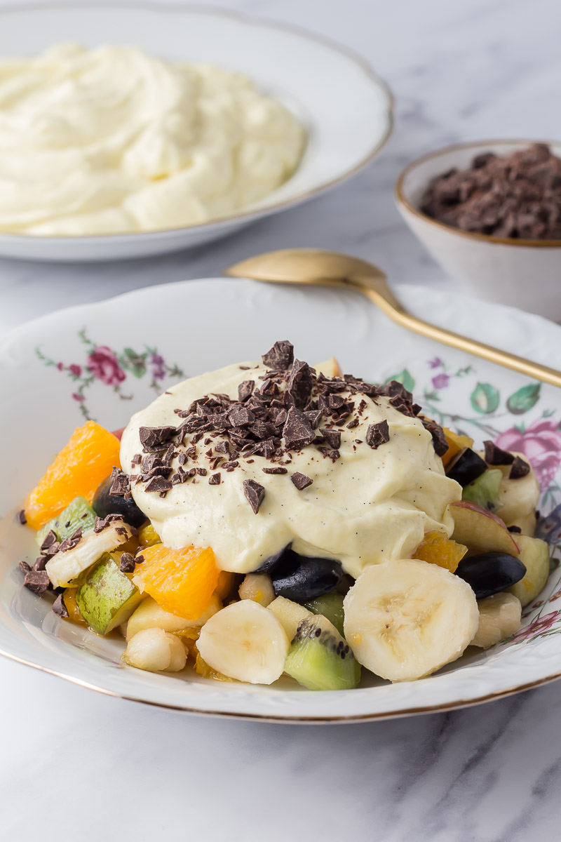 Frugtsalat med raacreme