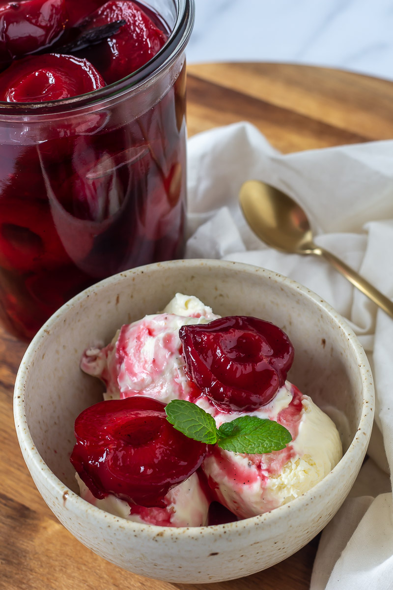 dessert med vaniljeis og syltede blommer med rom