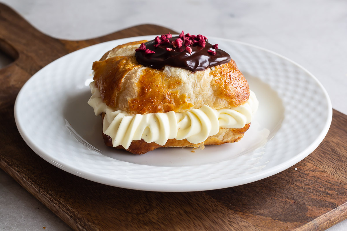 Fastelavnsboller af wienerdej med konditorcreme og hindbaermarmelade