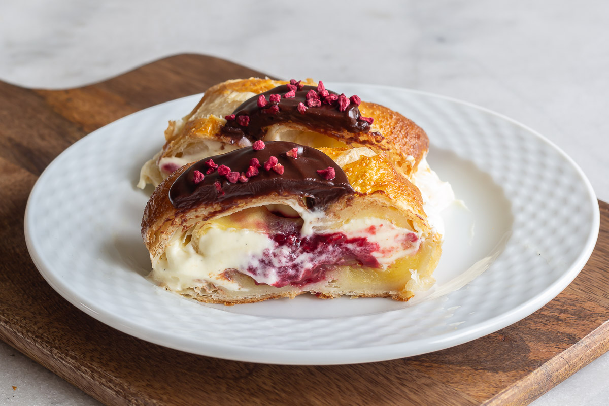Fastelavnsboller af wienerdej med konditorcreme og hindbaermarmelade