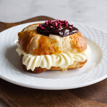 Fastelavnsboller af wienerdej med konditorcreme og hindbaermarmelade