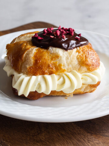 Fastelavnsboller af wienerdej med konditorcreme og hindbaermarmelade