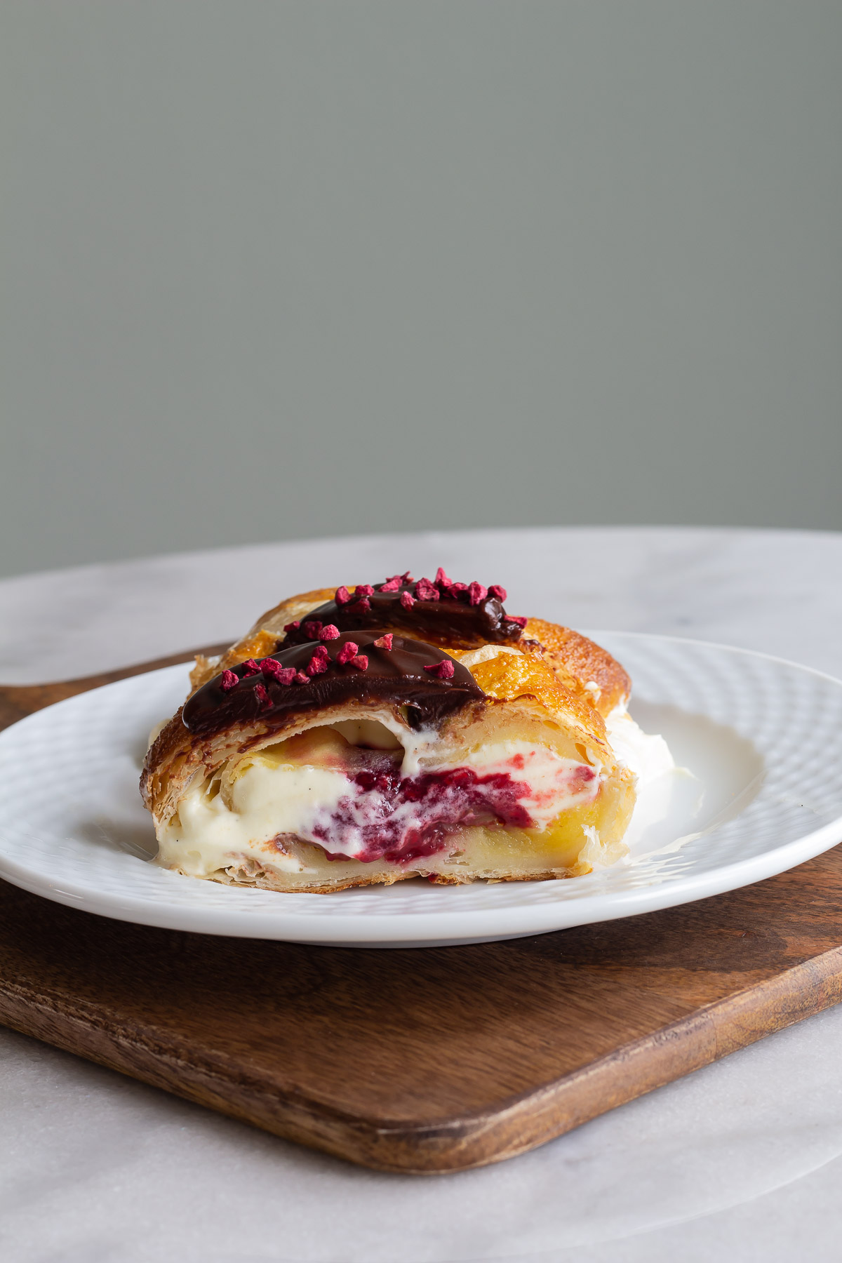 Fastelavnsboller af wienerdej med konditorcreme og hindbaermarmelade