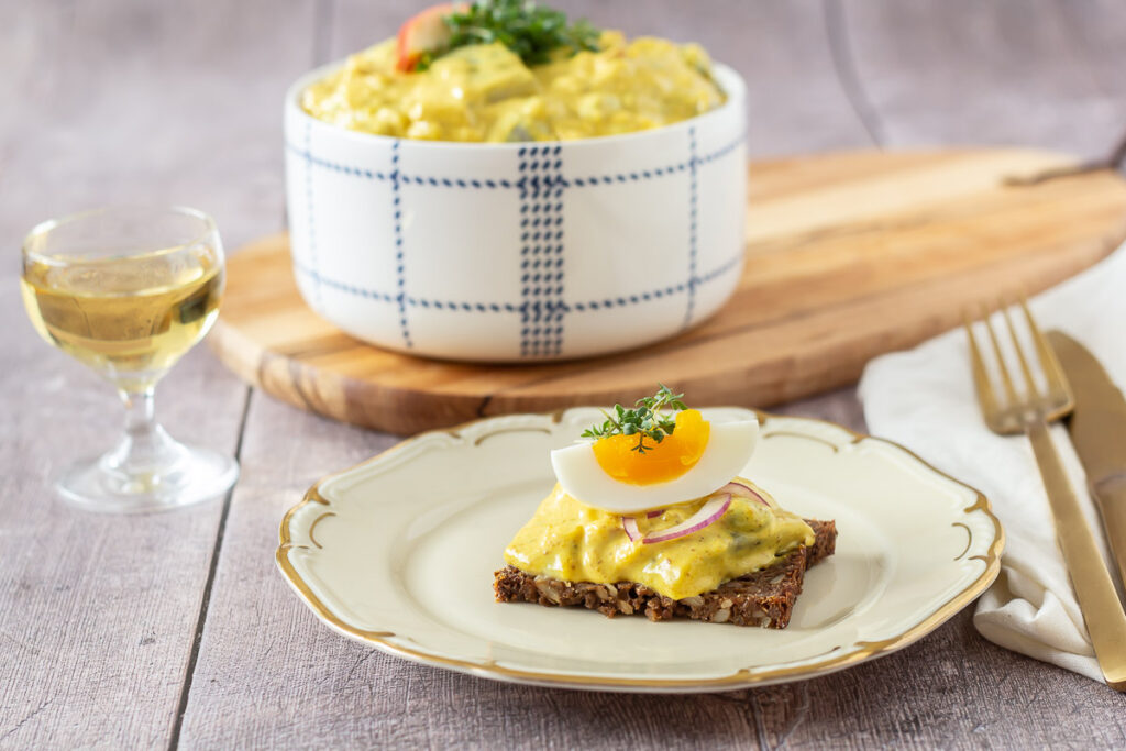 Sild på rugbrød med karrydressing og æg